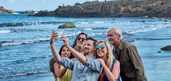 Turisti sulla spiaggia di Anaga durante l'escursione VIP Tour