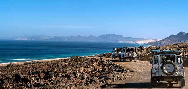 Veicoli in viaggio per visitare la spiaggia di Cofete in Jeep Safari