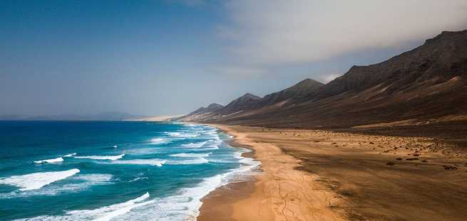 Mer et montagnes lors de l'excursion Jeep Safari à Cofete à Fuerteventura