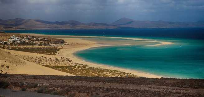 Impresionante vista de la Playa de Cofete en el sur de Fuerteventura, conocida por su belleza salvaje 