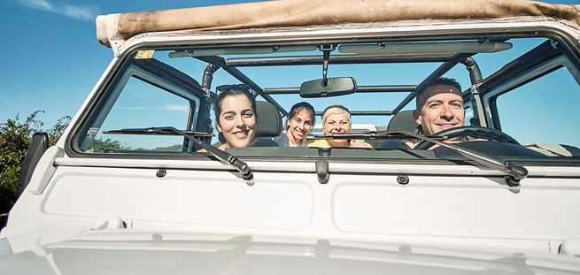 Gezin aan het genieten van de privé-excursie Jeepsafari naar de Teide
