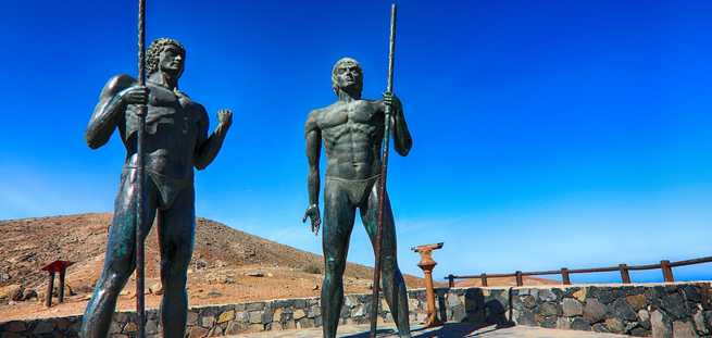 Sculpture des Deux Rois à Fuerteventura, un symbole culturel de l’île