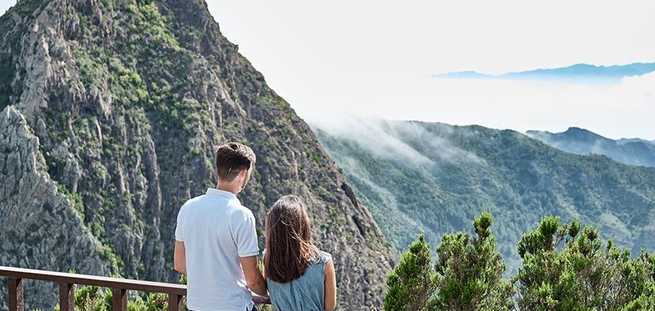 Paar in een uitzichtpunt van La Gomera tijdens de privé-VIP-Tour-excursie