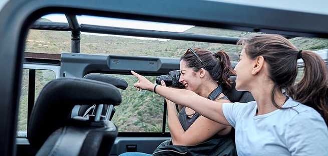 Przyjaciółki w samochodzie na prywatnej wycieczce Jeep Safari do Masca