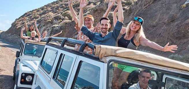 Familia en la excursión Jeep Safari a Masca en privado