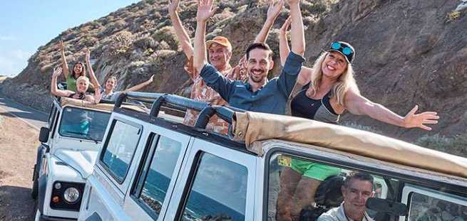 Gezin op de privé-excursie Jeepsafari naar Masca