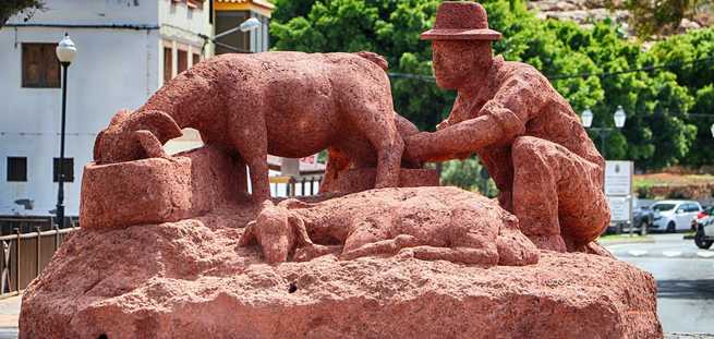 Sculpture de Miguel Cubas pendant la visite de Fuerteventura, mettant en valeur l’art local