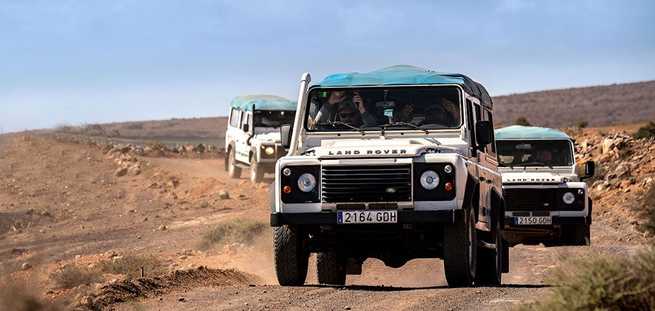 Karavaan van voertuigen op de Jeepsafari-excursie op Lanzarote