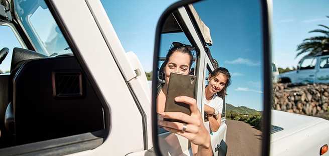 Freundinnen auf einem Privatausflug in La Palma bei der Jeep Safari