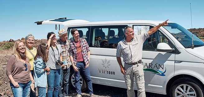 Famiglia e guida davanti alla monovolume durante l'escursione VIP Tour