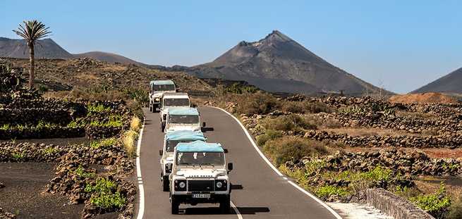Itinerario attraverso La Geria a Lanzarote durante l'escursione Jeep Safari
