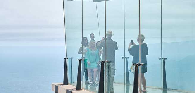 Turyści w punkcie widokowym na La Gomerze na wycieczce VIP