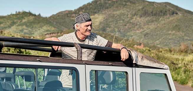 Man rijdt in een jeep op de safari naar de Teide