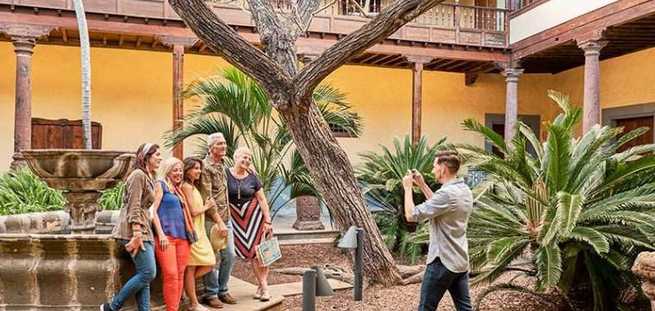 Family photo in a Canarian courtyard in La Laguna