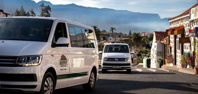 Route durch ein Dorf von Gran Canaria mit einem Van VIP Tour