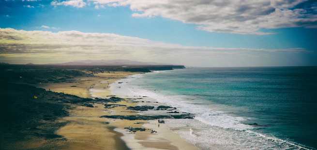 Playa del Castillo à Fuerteventura, un endroit idéal pour se détendre et profiter de la mer