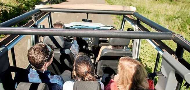 Famille en Jeep Safari en train de se promener à travers El Hierro