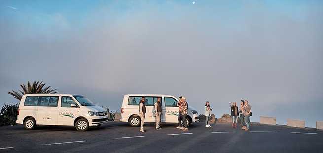 Fahrzeuge stehen für den Start der VIP Tour bereit