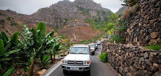 Jeep che viaggia su una strada di La Gomera in privato