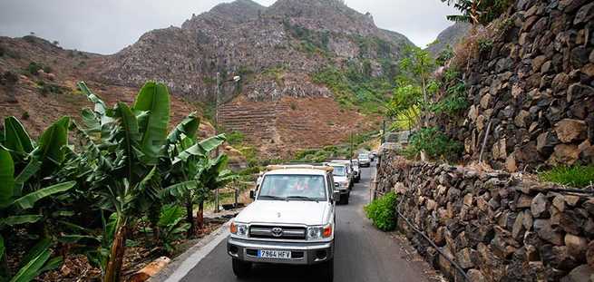 Geländewagen fährt über eine Straße auf La Gomera