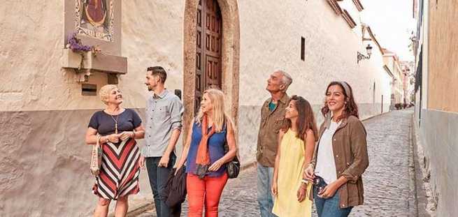 Familie wandelt door La Laguna tijdens de VIP-Tour-excursie