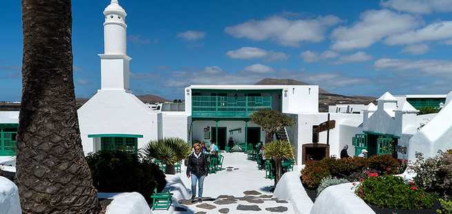 Pueblo blanco de Lanzarote en excursión Jeep Safari ruta Volkanica