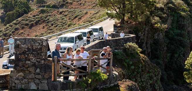 Tourists in a Gran Canaria viewpoint on the Panorama VIP Tour excursion