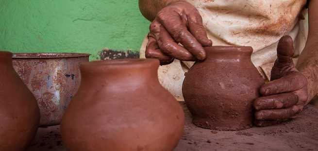 Élaboration des vases d'argile à La Gomera