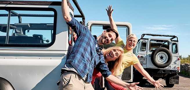 Jeunes devant les jeeps lors de l'excursion en Jeep Safari en privé