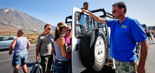 Famiglia che sta godendo del Teide in jeep