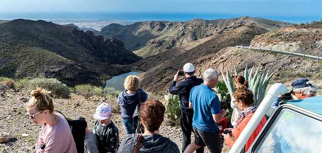 Turisti in un belvedere a Gran Canaria in Jeep Safari