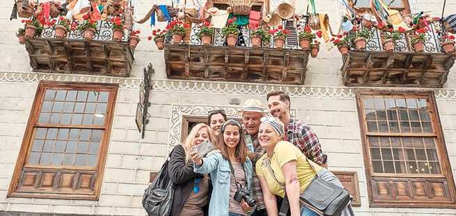 Famiglia fotografandosi davanti alla Casa de los Balcones a Tenerife