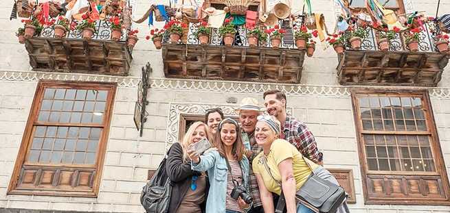 Familia fotografiándose ante la Casa de los Balcones en Tenerife