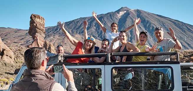 Grupa ludzi robiących sobie zdjęcie na Jeep Safari na Teide