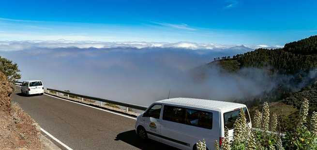 Uitzicht op de wolkenzee op Gran Canaria vanaf een minibus