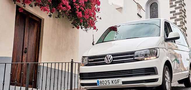 Monovolúmen en una calle empedrada de Tenerife