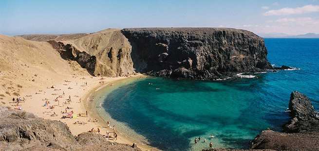 Widok na plażę Papagayo na wycieczce trasą wulkaniczną na Lanzarote