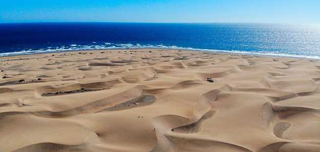 Blick auf die Dünen von Maspalomas auf Gran Canaria mit Geländewagen