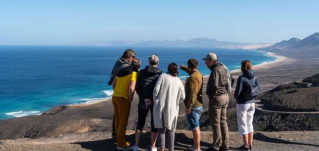 Toeristen tijdens de excursie naar Cofete op Fuerteventura per Jeepsafari